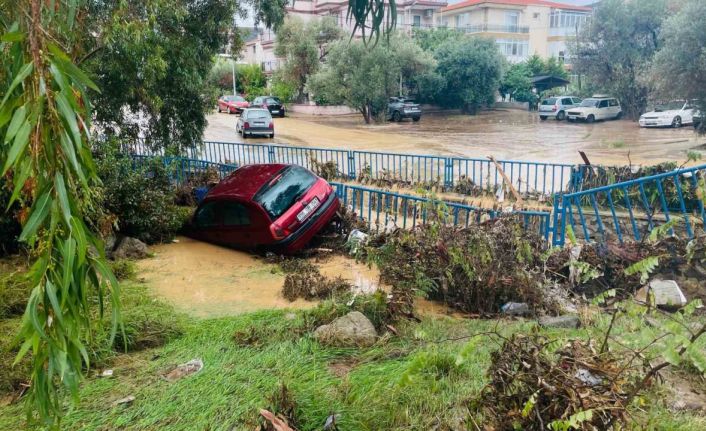 Foça’da yoğun yağış sele yol açtı: 1 kişi kayıp