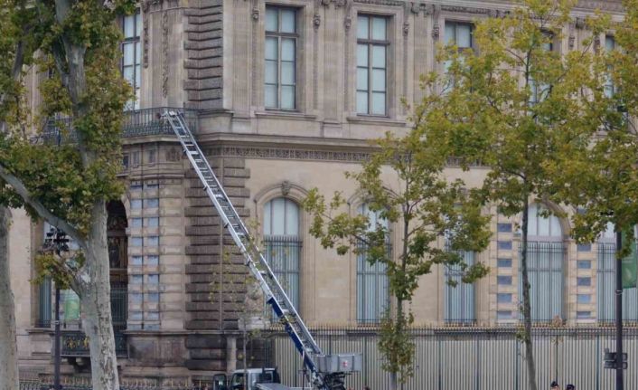 Fransa’dan Louvre açıklaması: "Hırsızlar pencereyi kırarak Apollo Galerisi’ne girdiler ve mücevherleri çaldılar"