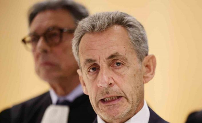 Fransa’nın eski Cumhurbaşkanı Sarkozy yarın cezaevine girecek