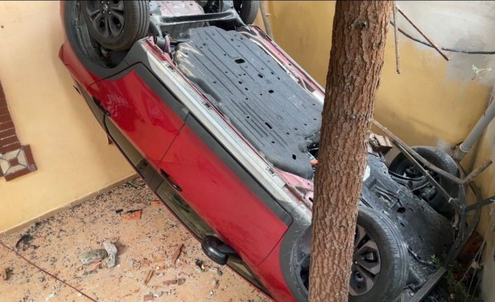 Fren yerine gaza basan sürücü bahçeye uçtu