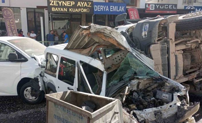 Freni patlayan mıcır yüklü hafriyat kamyonu ortalığı savaş alanına çevirdi