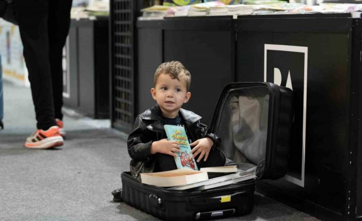 Fuardan valiz dolusu kitapla çıkıyorlar