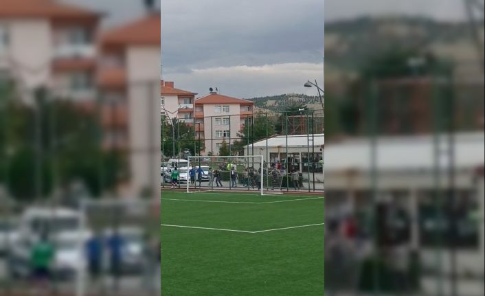 Futbol oyuncusunun bıçakla taraftarın üzerine yürüdüğü iddiası