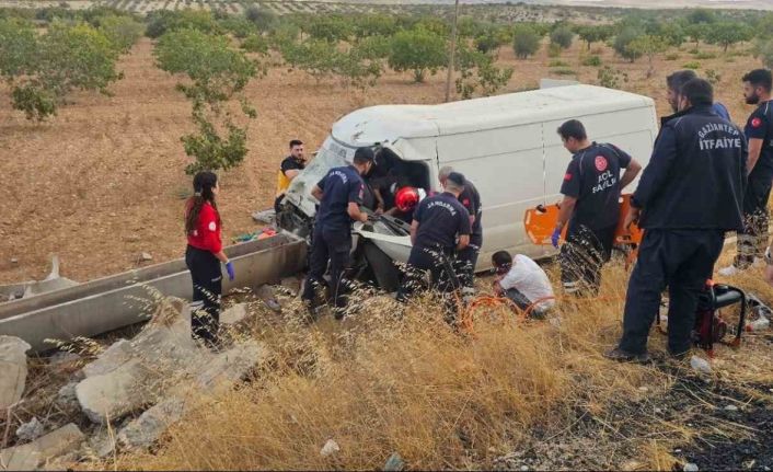 Gaziantep’te kamyonet şarampole uçtu: 2 ağır yaralı