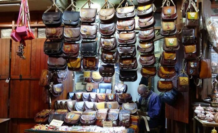 Gaziantep’te yaşlı usta, 66 yıldır çanta üretiyor
