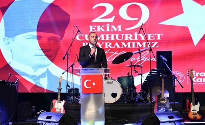 Gaziosmanpaşa’da Cumhuriyet Bayramı, fener alayı ve konserlerle kutlandı