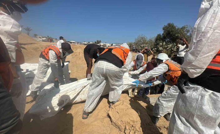 Gazze’de ailelerin teşhis edemediği 54 cenaze toplu mezara defnedildi
