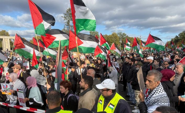 Gazze’de ateşkes sonrası Berlin’de 16 bin kişi Filistin’e destek gösterisinde buluştu