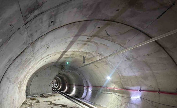 Gebze’de 4 kişiye mezar olan binanın yakınından geçen metro hattının içi görüntülendi