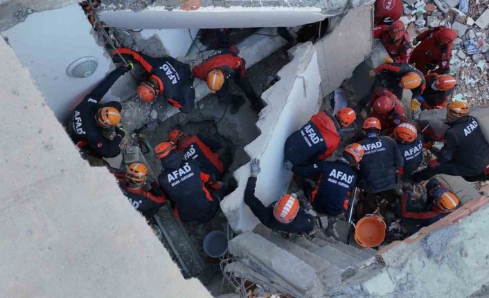 Gebze’de çöken binadaki kurtarma çalışmaları 11. saatinde havadan görüntülendi