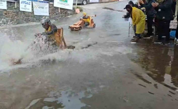Geleneksel tahta araba yarışlarına yağmur da engel olamadı