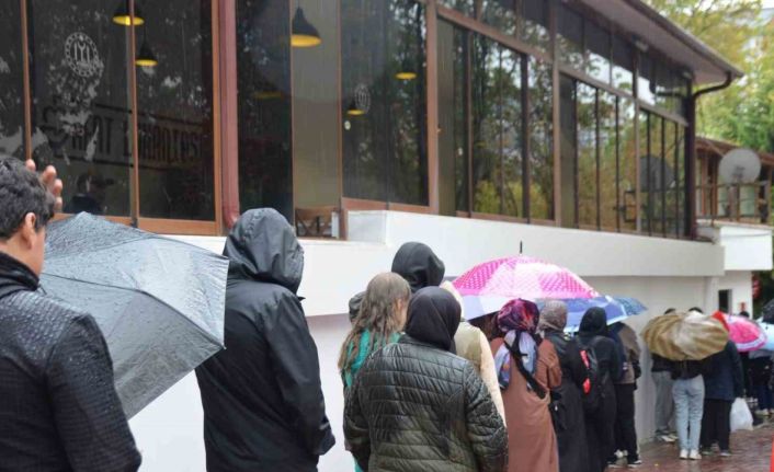 Genci, yaşlısı ’Bilkart’ alabilmek için yağmurda saatlerce beklerken, belediyeye tepki gösterdiler