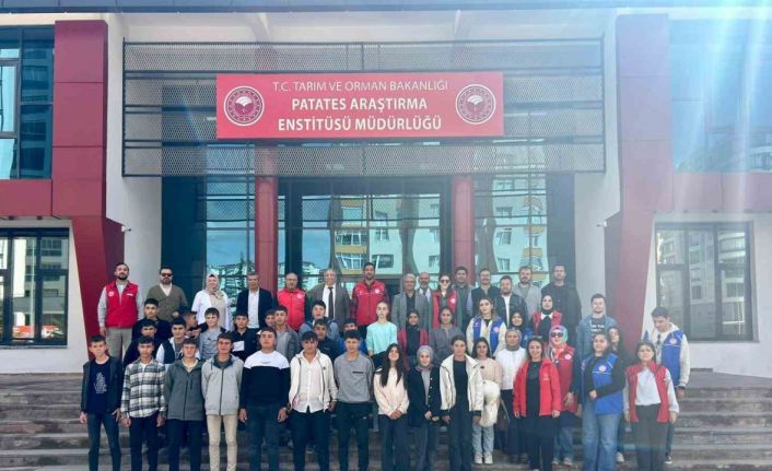 Gençler, "Gönüllü Hasat Projesi"  kapsamında patates hasadı yaptı