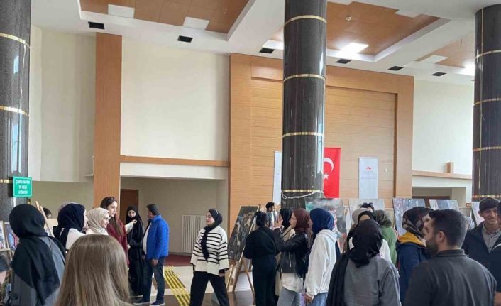 Gençlerin el emeği ürünleri görücüye çıktı