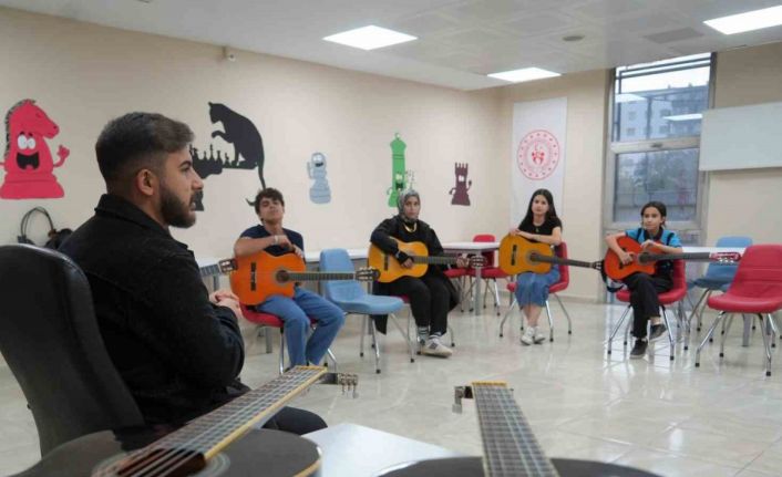 Gençlik Merkezi’nde gençler sanatı keşfediyor