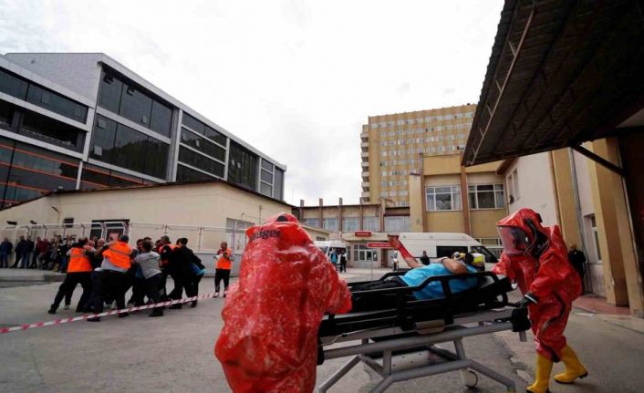 Gerçeğini aratmayan tatbikatta hastanede mahsur kalanlar tahliye edildi