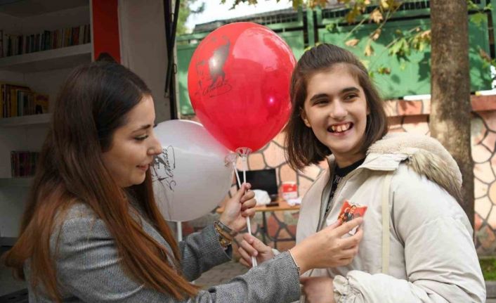 Gezici kütüphaneden çocuklara özel bayram turu
