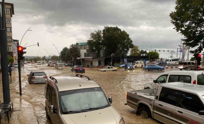 Giresun’da sağanak yağış hayatı felç etti