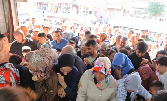 Giyim mağazasında indirim izdihama neden oldu