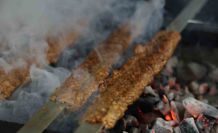 Gökyüzü, kebap dumanlarıyla kaplandı
