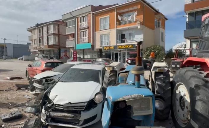 Gönen’de kontrolden çıkan tır, park halindeki 8 araca çarptı