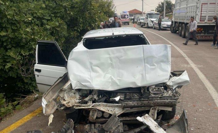 Gördes’te iki araç kafa kafaya çarpıştı: 4 yaralı