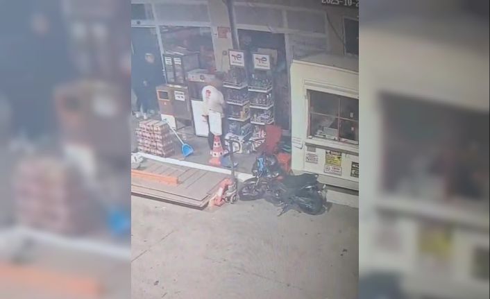 Görevlinin yanı başındaki rahat hırsızlar pes dedirtti