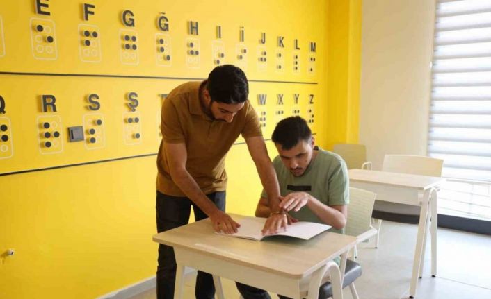 Görme engelli eğitmen öğrencilerine ’bağımsızlığı’ hediye ediyor