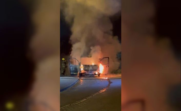 Gözleri önünde minibüs alev alev yandı