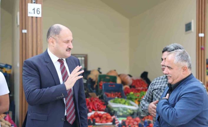 Gülpınar yenilenen pazarda esnafla bir araya geldi