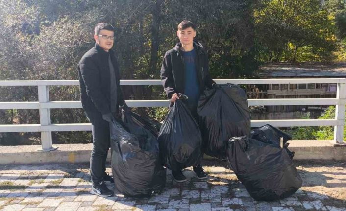 Gümüşhane’de üniversite öğrencileri Harşit Çayı’nı çöplerden arındırdı