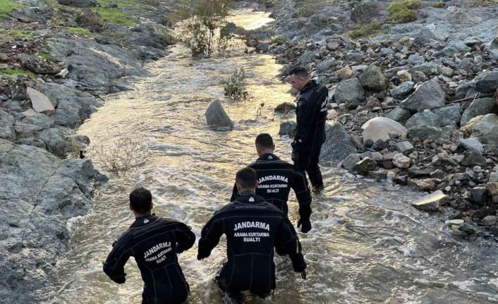 Gün aydınlandı, selde kaybolan vatandaşı bulma çalışmaları yeniden başladı