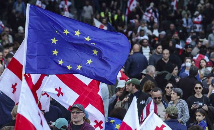 Gürcistan’da yerel seçim protestolarında sokaklar savaş alanına döndü