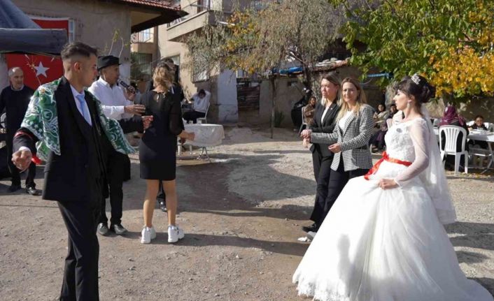 Hacca gidemeyen yaşlı çift birikimleriyle gençlerin düğün hayalini gerçeğe dönüştürdü
