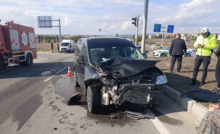 Hafif ticari araç ile otomobil çarpıştı: 2’si çocuk 3 yaralı