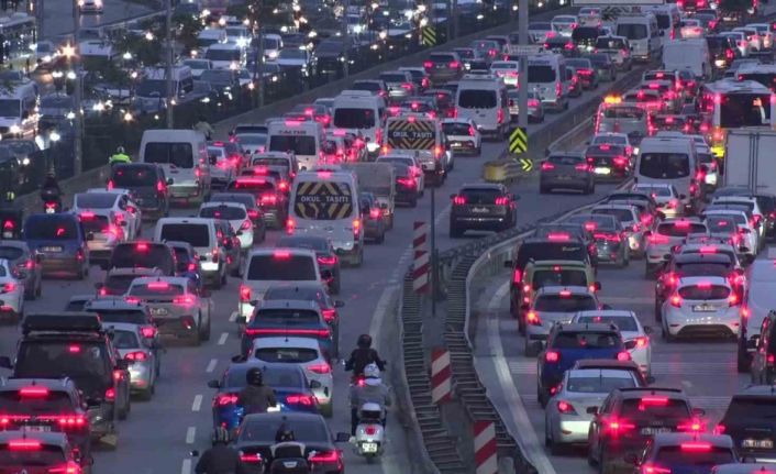 Haftanın ilk mesai gününde İstanbul trafiği kilitlendi