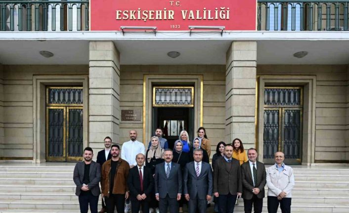 Hak kazanan gazetecilerin basın kartlarını Vali Aksoy teslim etti