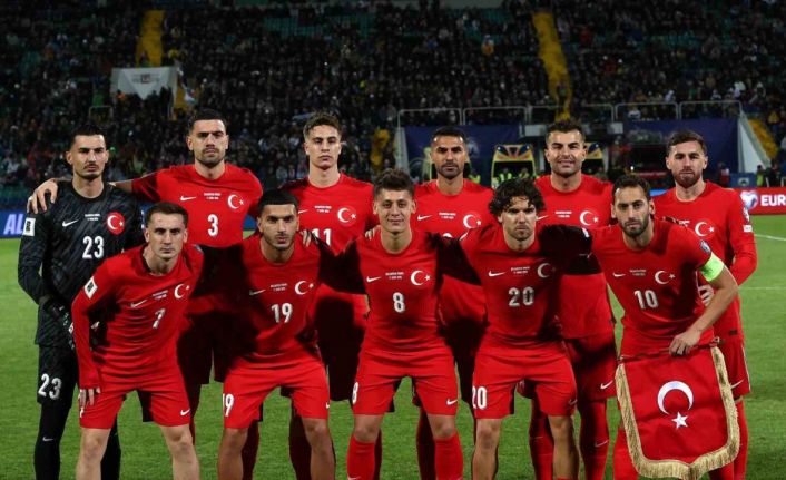 Hakan Çalhanoğlu 100. kez milli formayı giydi