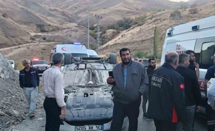Hakkari’de kontrolden çıkan otomobil takla attı: 3 yaralı