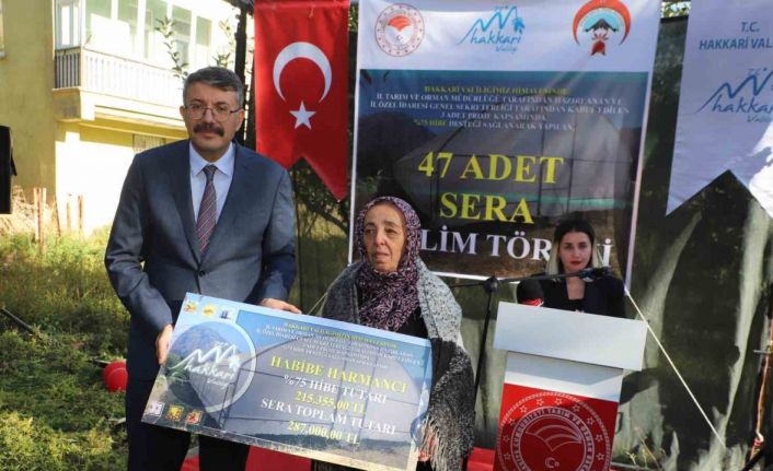 Hakkari’de kurulumu tamamlanan seralar kadın çiftçilere teslim edildi