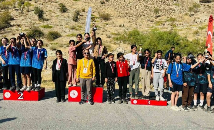 Hakkari’de Okul Sporları Kros Yarışları yapıldı