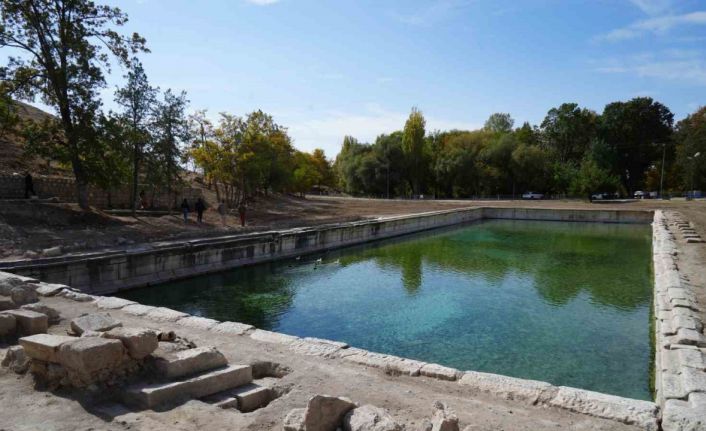 Hala kullanılan 1800 yıllık Roma havuzu çevresinde kazı çalışmaları 12 ay kesintisiz sürüyor