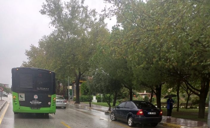 Halk otobüslerinin biri bozuldu, diğeri kaza yaptı
