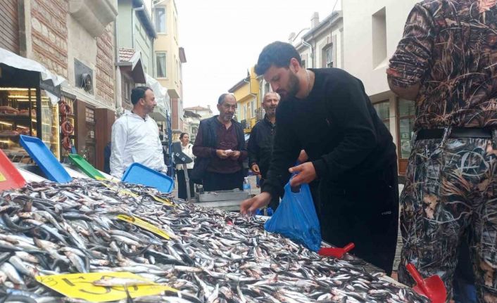 Hamsinin kilosu 50 liraya düştü, vatandaşlar poşet poşet aldı