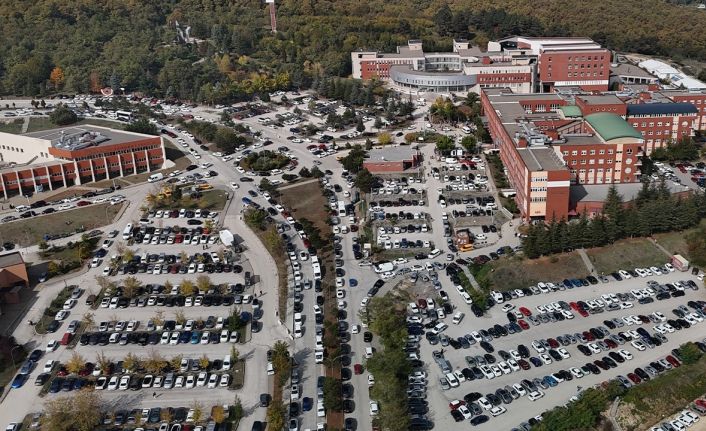 Hastane çevresinde yol kenarına gelişigüzel park eden araçlar ulaşımı aksatıyor