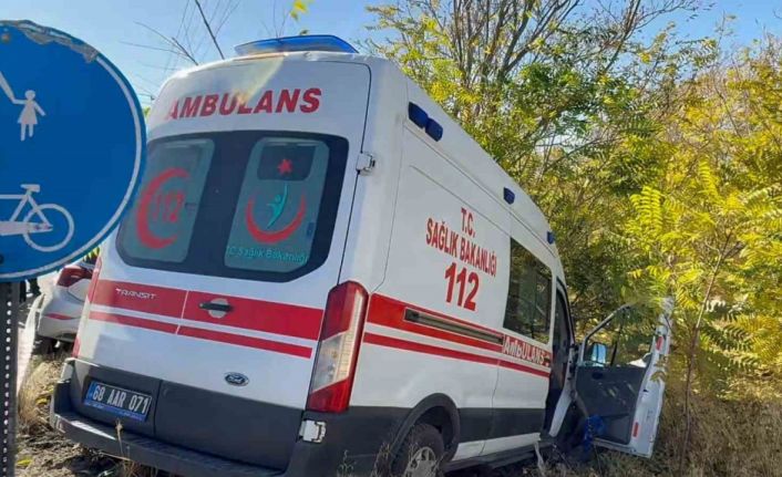 Hastaneye giden doktorun aracı ile hasta taşıyan ambulans çarpıştı: 1’i doktor 7 yaralı