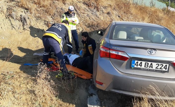 Hastaneye giden yaşlı çift kazada yaralandı