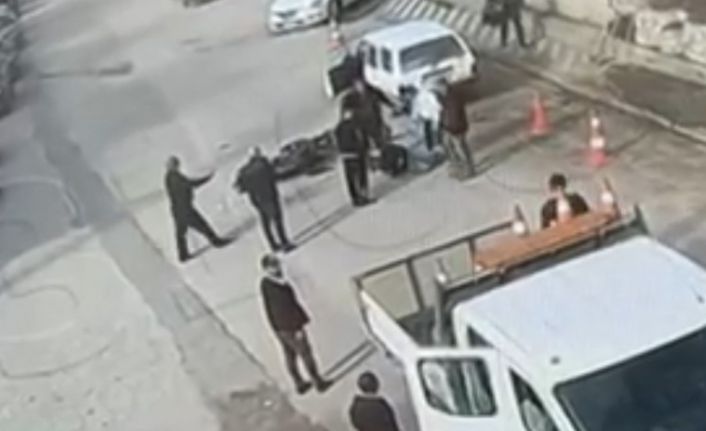 Hatalı sollama yapan motosiklete otomobil çarptı