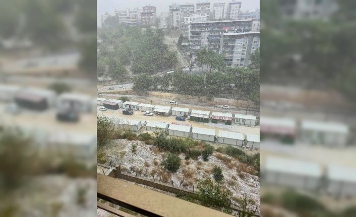 Hatay’da dolu yağışı beyaza bürüdü