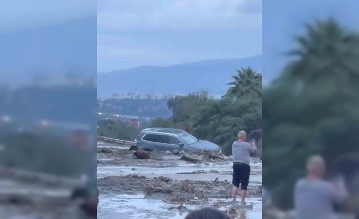 Hatay’da heyelanın kapattığı otoyolda ulaşım durdu